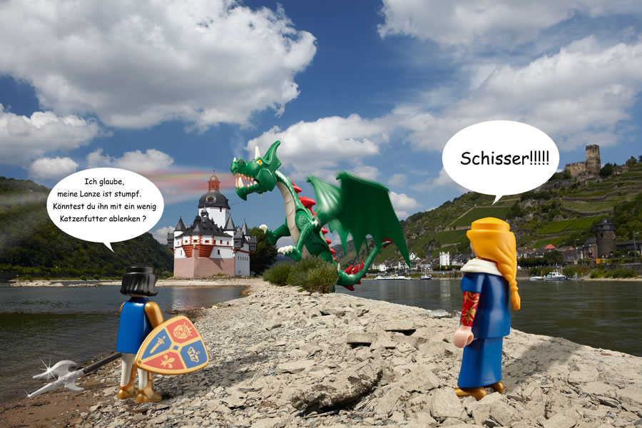 Playmobildrache im Rhein